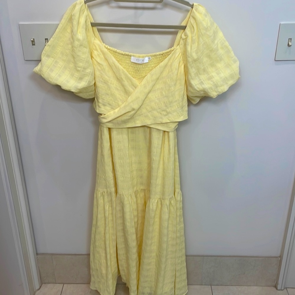 Brand new Astr The Label Yellow Puff Sleeve MIDI Dress, M